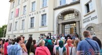 Menschen stehend vor Eingang des Linden-Museums, Quelle: DTF