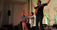 drei Musiker auf der Bühne heben Arme in die Luft, Quelle: DTF