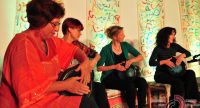 sitzende Frauen spielen auf Trommeln, Quelle: DTF