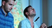 zwei singende Männer auf der Bühne in Nahaufnahme, Quelle: DTF