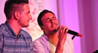 zwei singende Männer auf der Bühne in Nahaufnahme, Quelle: DTF