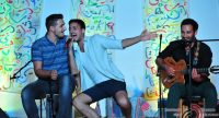 drei junge Männer sitzend auf der Bühne machen Musik, Quelle: DTF