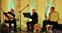 drei Musiker sitzend auf der Bühne, Quelle: DTF