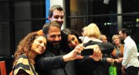 Gruppe macht Selfie mit lachendem Gesicht, Quelle: DTF