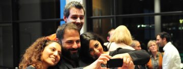 Gruppe macht Selfie mit lachendem Gesicht