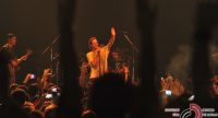 Sänger und Menschen im Publikum erheben die Hände, Quelle: DTF