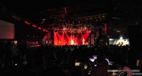 Menschenmenge vor rot beleuchteter Bühne, Quelle: DTF