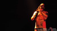 Saxophonist auf rot beleuchteter Bühne, Quelle: DTF
