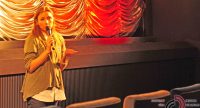 Frau vor goldenem Vorhang im Kinosaal, Quelle: DTF