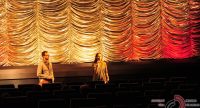 Mann und Frau vor goldenem Vorhang im Kinosaal, Quelle: DTF
