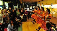 Frauen in traditioneller Kleidung tanzen lächelnd, Quelle: DTF