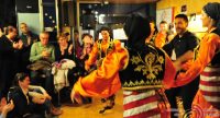 Frauen in traditioneller Kleidung tanzen lächelnd, Quelle: DTF