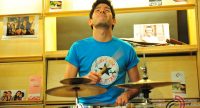Schlagzeuger in blauem Converse T-Shirt, Quelle: DTF