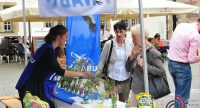 Frauen an einem Stand von Nabu, auf den weißen Tischen stehen Topfpflanzen, Quelle: DTF