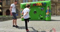 zwei Jungs vor einem grünen Fußballtor mit Löchern darin, Quelle: DTF