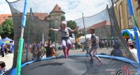 zwei Mädchen auf einem Trampolin, Quelle: DTF