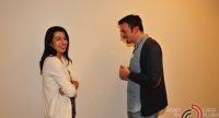 Mann und Frau sprechen miteinander vor einer weißen Wand, Quelle: DTF