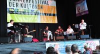 vollständige Band auf der Bühne, Quelle: DTF