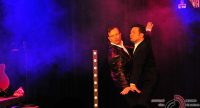 zwei Männer in Anzügen tanzen einander gegenüber mit Blick zum Publikum und Duckface, Quelle: DTF