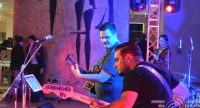 zwei Gitarristen auf einer lila beleuchteten Bühne, Quelle: DTF