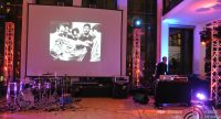 Projektion eines Fotos auf der Bühne hinter einem Schlagzeug-Set ohne Schlagzeuger, Quelle: DTF