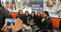 junge Frauen machen Gruppenbild sitzend vor Wand mit Filmplakaten, Quelle: DTF