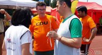 Cem Özdemir neben Männer in orangenen T-Shirts mit der Aufschrift CDU, Quelle: DTF