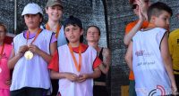 Kinder in weißen Sportwesten mit Medaillern um den Hals, Quelle: DTF