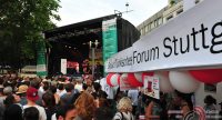 Menschen am Stand des DTF vor der Bühne, Quelle: DTF