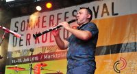 Klarinettist spielt, im Hintergrund das Banner zum Sommerfestival der Kulturen, Quelle: DTF