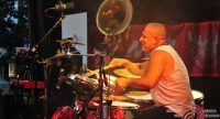 Schlagzeuger spielt mit Lächeln im Gesicht, Quelle: DTF
