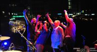 Band macht ein Selfie mit Publikum, Quelle: DTF