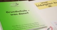 grün-weißer Ordner auf weißem Tisch mit dem Titel Grundschule - was dann?, Quelle: DTF
