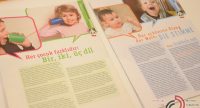 aufeschlagene Zeitschrift mit Fotos der Gesichter kleiner Kinder in zwei Sprachen, türkisch links, deutsch rechts, Quelle: DTF
