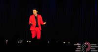 Mann im roten Anzug vor SIlhouette des Publikums, Quelle: DTF