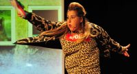Frau in Anzug mit Leopardprint springt über die Bühne, Quelle: DTF
