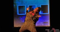 Frau in Anzug mit Leopardprint tanzt, Quelle: DTF