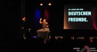 zwei Männer bedienen elektronische Instrumente au der Bühne vor Silhouette des Publikums, Quelle: DTF