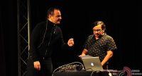 zwei Männer bedienen elektronische Instrumente au der Bühne, Quelle: DTF