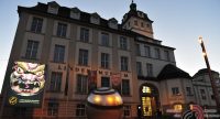 Foto des Linden-Museums von außen vor dunklem Abendhimmel, Quelle: DTF