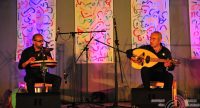 zwei Männer im schwarzen Hemd sitzend auf der Bühne spielen Musik, Quelle: DTF
