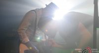 Gitarrist und Sänger im Dunkeln auf nebliger Bühne, Quelle: DTF