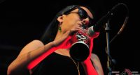 Sängerin mit Sonnebrille spielt die Klarinette, Quelle: DTF