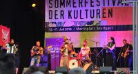 Band in voller Besetzung mit Publikum im Vordergrund, Quelle: DTF