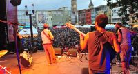 Band auf der Bühne, das Publikum und die Stuttgarter Stadt im Hintergrund, Quelle: DTF