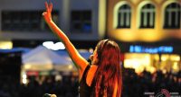 Sängerin hält ein Peace Zeichen nach oben gestreckt, Quelle: DTF