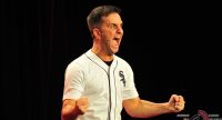 Mann im weißen Baseballshirt gestikuliert mit Arme vor der Brust, Quelle: DTF