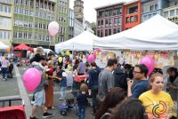 rumwuselnde Menschen in und rund um Zelte auf dem Marktplatz, Quelle: DTF