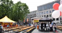 Marktplatz mit SItzbänken, Zelte und rumwuselnden Menschen, Quelle: DTF