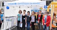 Gruppenfoto von Jungs und Mädels an einem Zelt der unicef, Quelle: DTF